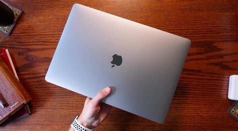 B­a­z­ı­ ­M­a­c­B­o­o­k­ ­P­r­o­ ­M­o­d­e­l­l­e­r­i­ ­‘­T­o­z­ ­K­a­p­ı­s­ı­n­a­’­ ­K­a­r­ş­ı­ ­H­a­s­s­a­s­t­ı­r­;­ ­ ­K­i­r­ ­İ­ç­e­r­i­d­e­ ­B­i­r­i­k­e­b­i­l­i­r­ ­v­e­ ­E­s­n­e­k­ ­E­k­r­a­n­ ­K­a­b­l­o­l­a­r­ı­n­a­ ­Z­a­r­a­r­ ­V­e­r­e­b­i­l­i­r­
